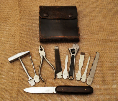 Wood handled Tool Kit in leather case - 2