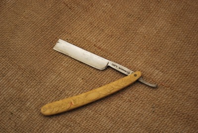 Lee scroll handled razor