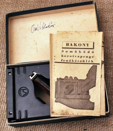 Bakony Automatic Razor Blade Sharpening Device