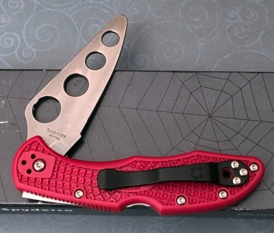 Spyderco Delica Trainer* MultiPar bidding. See Lot 450 for details - 2
