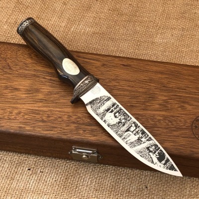 Smith & Wesson Collectors Series Wood Etched Drop point Hunter